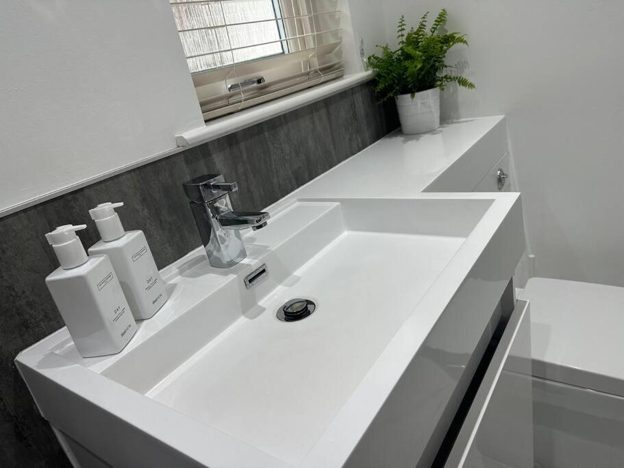 Premium Executive Apartment In 던펌린 외부 사진